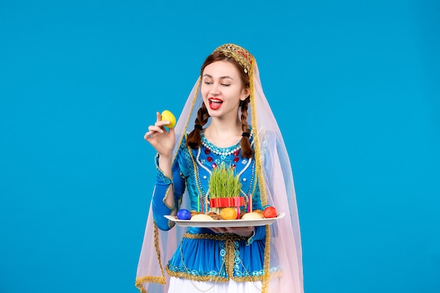 retrato de mulher azeri em vestido tradicional com dançarina étnica de novruz primavera de parede azul xonca