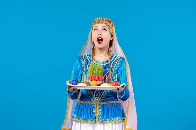 Retrato de mulher azeri em vestido tradicional com novruz xonca studio shot fundo azul dançarina cor primavera étnica