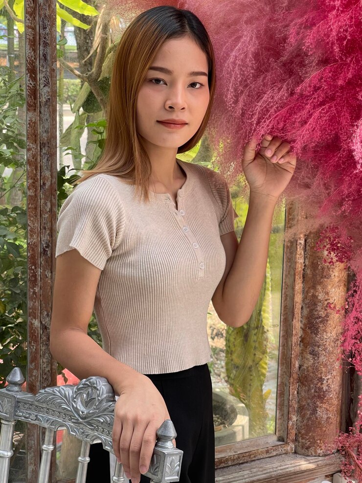 Foto retrato de mulher bela garota asiática segurando planta artificial vermelha com verde deixa para trás