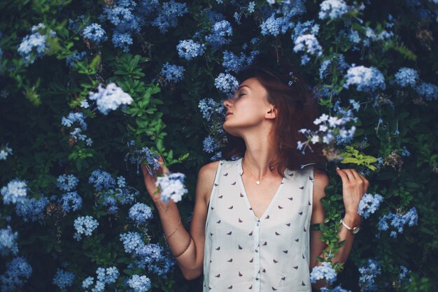 Retrato de mulher beleza na natureza em fundo de flores