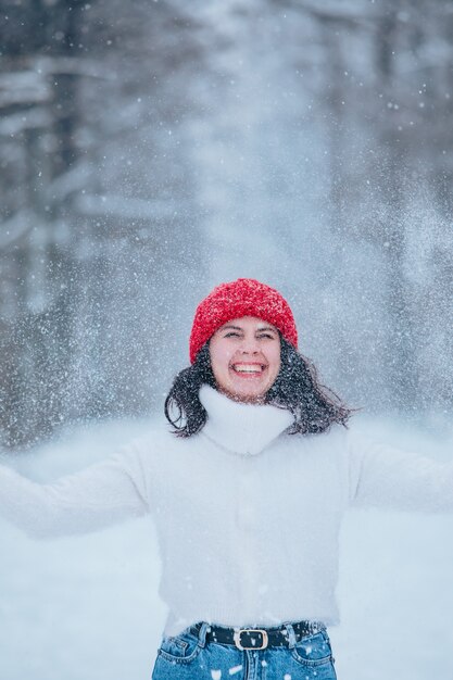 Retrato de mulher bonita ao ar livre no espaço da cópia da floresta nevada