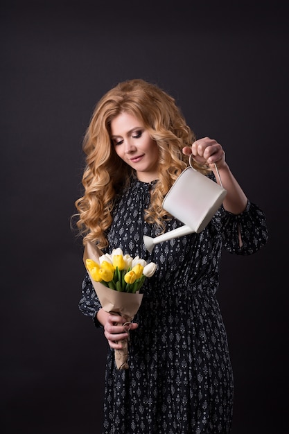 Retrato de mulher bonita com cabelo saudável. Limpar a pele fresca.