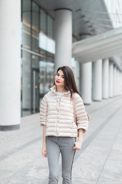 retrato de mulher bonita com lábios vermelhos e mochila