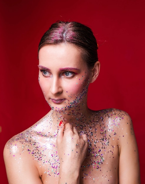 Retrato de mulher bonita com maquiagem glitter