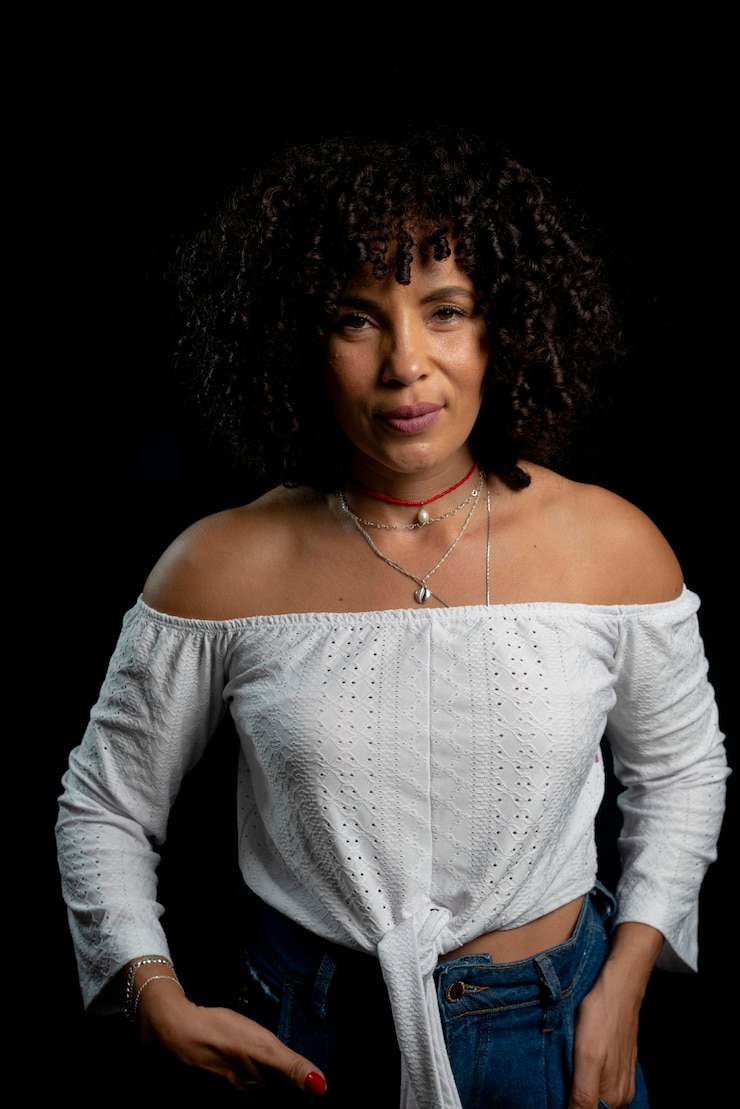 Foto retrato de mulher bonita contra fundo preto mulher madura conceito de auto-estima