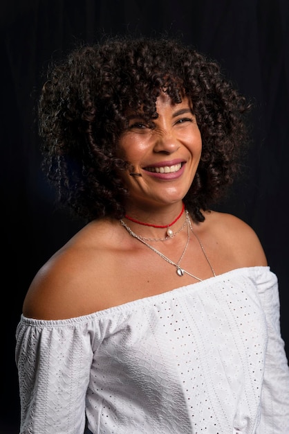 Retrato de mulher bonita contra fundo preto Mulher madura conceito de autoestima