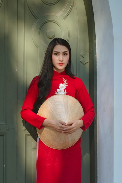 Retrato de mulher bonita da menina vietnamita no vestido vermelho tradicional