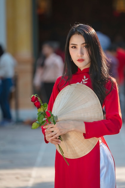 Retrato de mulher bonita da menina vietnamita no vestido vermelho tradicional