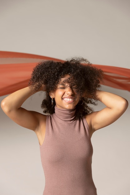 Foto retrato de mulher bonita em ambiente de outono