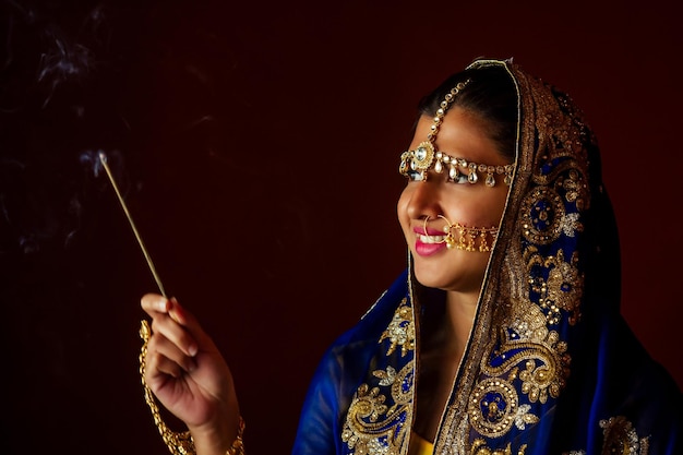 Retrato de mulher bonita indiana em joias ricas em ouro e tradição saree rosto closeup maquiagem profissional usando bindi na cabeça Retrato de rosto de mulher muçulmana com bindis maang tikka nathnose Pin