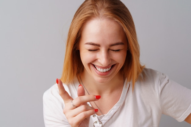 Retrato de mulher bonita loira jovem alegre rindo