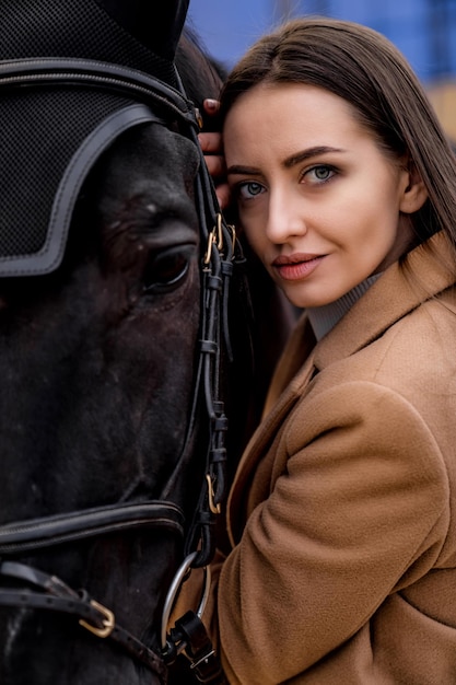 Retrato de mulher bonita morena com cavalo Modelo de senhora bonita com cavalo