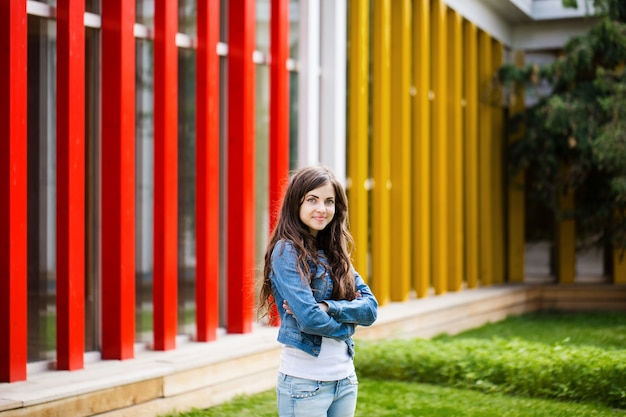 Retrato de mulher bonita no parque