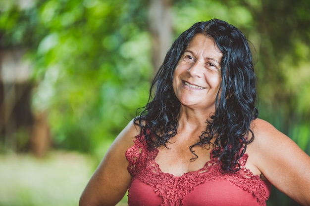 Retrato de mulher bonita sorridente na natureza