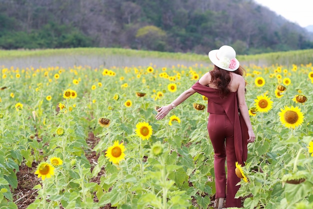 Retrato, de, mulher bonita, tendo, um, feliz, tempo, e, desfrutando, entre, campo girassol, em, natureza