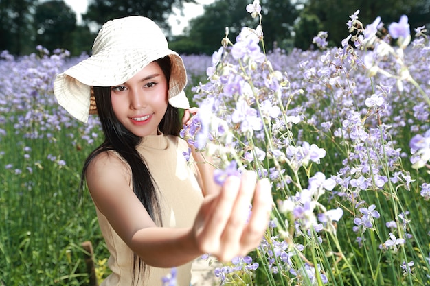 Retrato, de, mulher bonita, tendo, um, tempo feliz, e, desfrutando, entre, flor, Naga-crested, campo, em, natureza