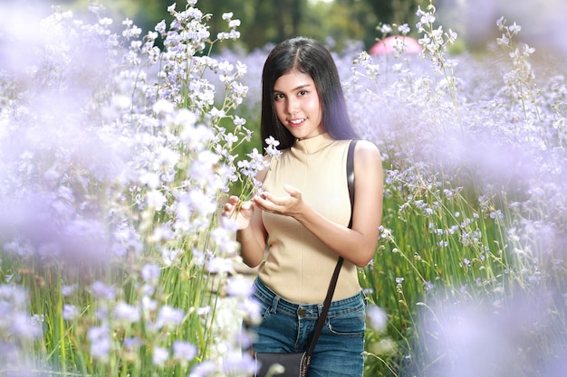 Retrato, de, mulher bonita, tendo, um, tempo feliz, e, desfrutando, entre, flor, Naga-crested, campo, em, natureza