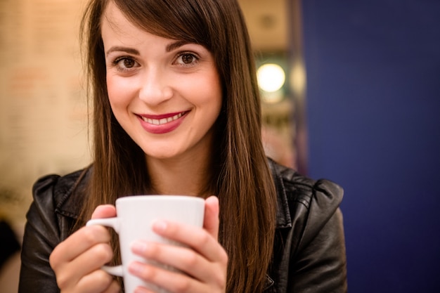 Retrato de mulher bonita tomando café