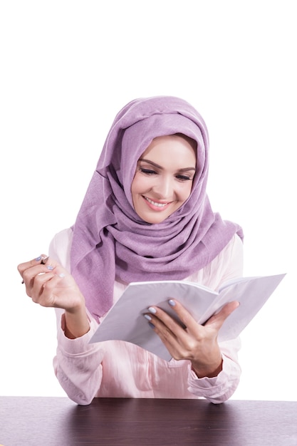 Retrato de mulher bonita usando hijab