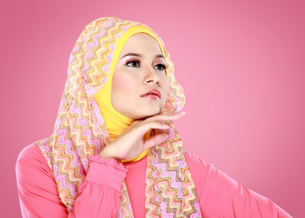 Retrato de mulher bonita vestindo o hijab