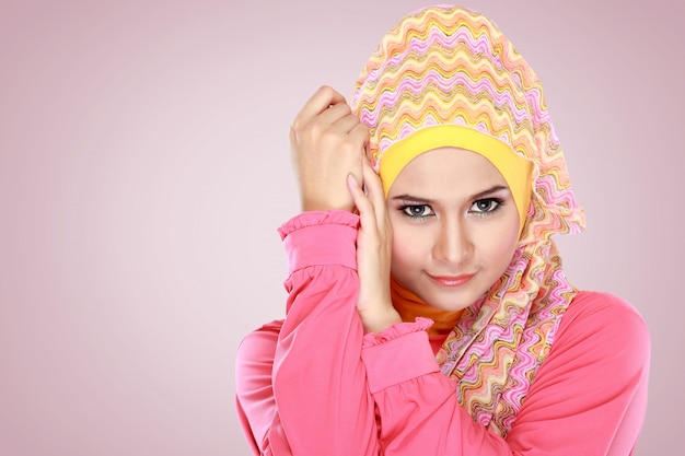 Retrato de mulher bonita vestindo o hijab