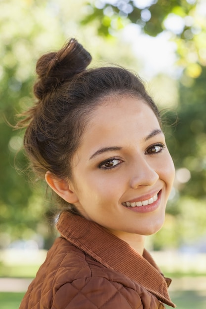 Foto retrato de mulher bonita vestindo um casaco