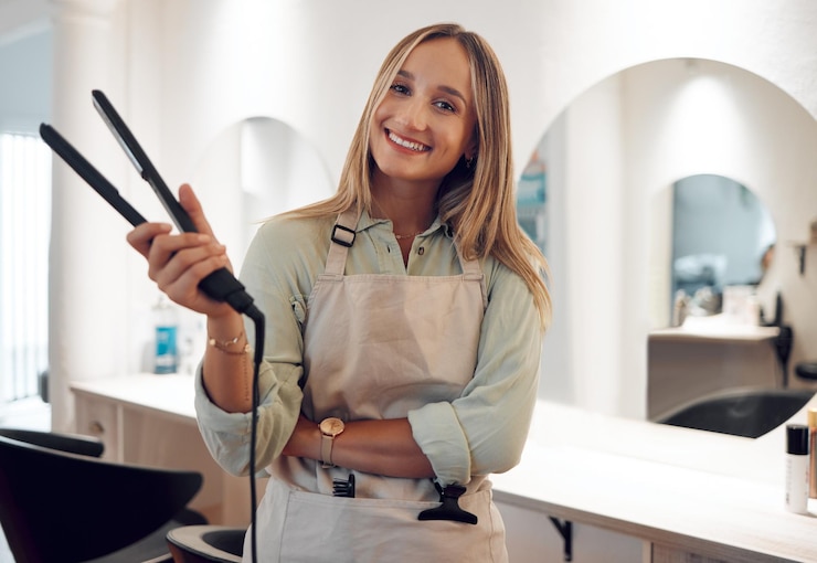 Foto retrato de mulher cabeleireira com ferramentas de calor de chapinha varejo barbearia boutique e estilista de cuidados com o cabelo pronto para serviço de tratamento de alisador de cabelo salão de cabeleireiro de beleza feliz pequeno empresário