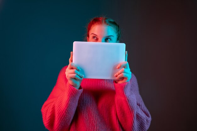 Retrato de mulher caucasiana isolado em fundo gradiente de estúdio em luz de néon