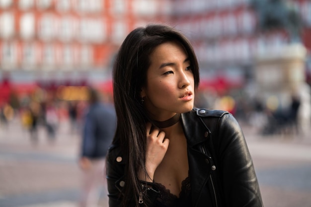Retrato de mulher chinesa nas ruas de Madrid