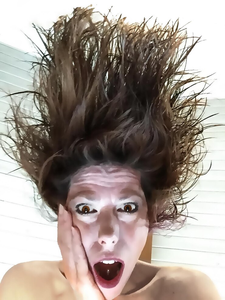 Foto retrato de mulher chocada com o cabelo desarranjado em casa