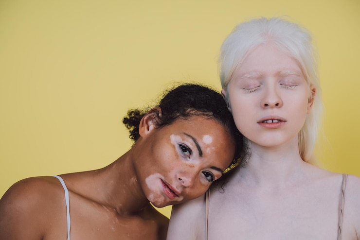 Foto retrato de mulher com amiga contra fundo colorido
