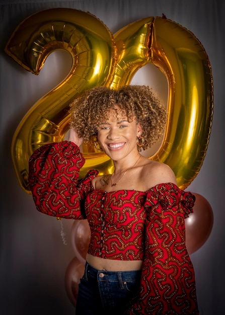 Foto retrato de mulher com balões no aniversário