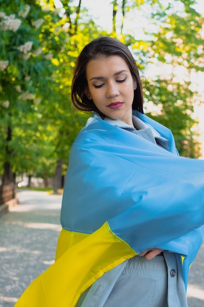 Foto retrato de mulher com bandeira ucraniana rússia ucrânia conflito