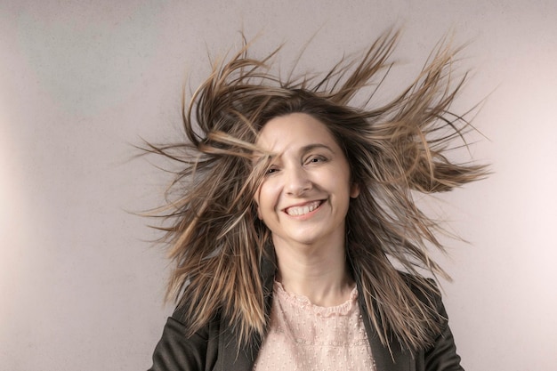 Retrato de mulher com cabelo ao vento