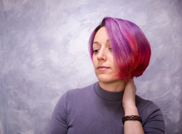 Foto retrato de mulher com cabelo multicolorido criativo
