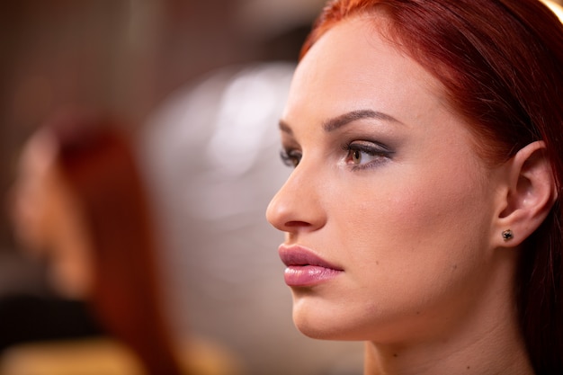 Retrato de mulher com cabelo ruivo lindo vermelho longo.