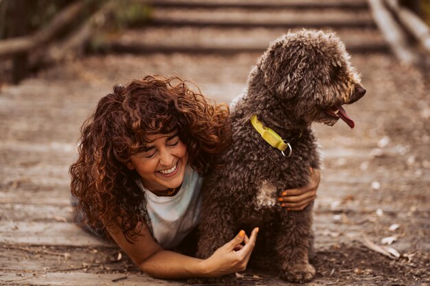 Foto retrato de mulher com cão