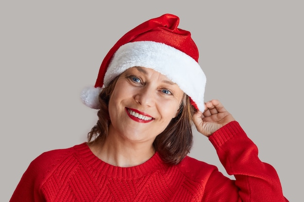 Retrato de mulher com chapéu de Papai Noel