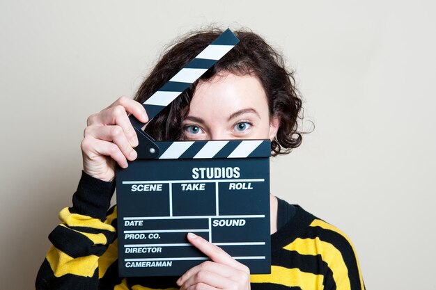 Retrato de mulher com clapperboard de filme