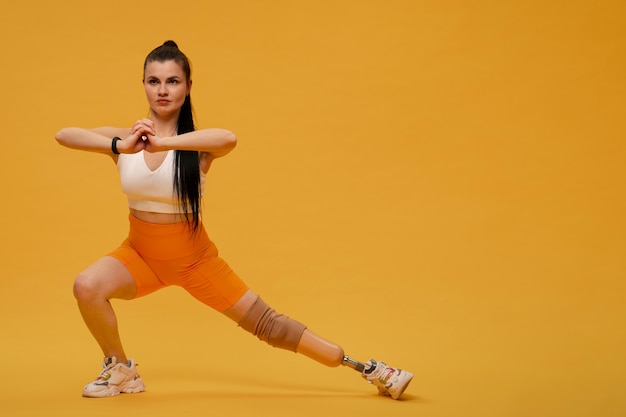 Foto retrato de mulher com deficiência com perna protética malhando