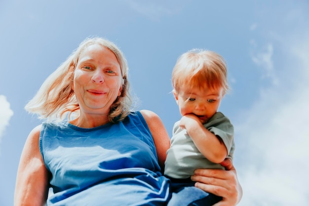 Retrato de mulher com filho de pé contra o céu