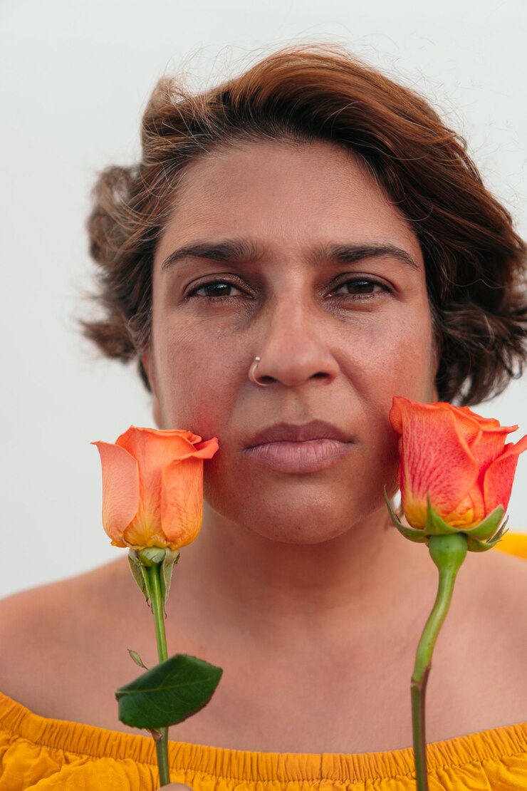 Foto retrato de mulher com flor de laranjeira em rua urbana
