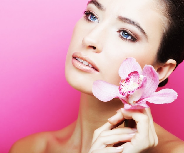 Retrato de mulher com flor de orquídea