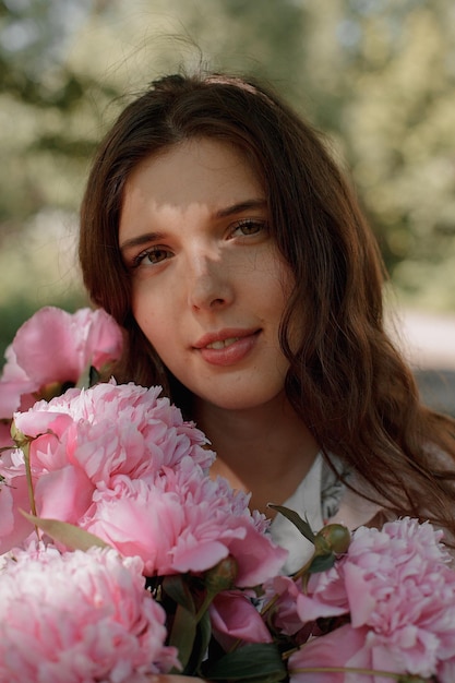 Retrato de mulher com flores cor-de-rosa