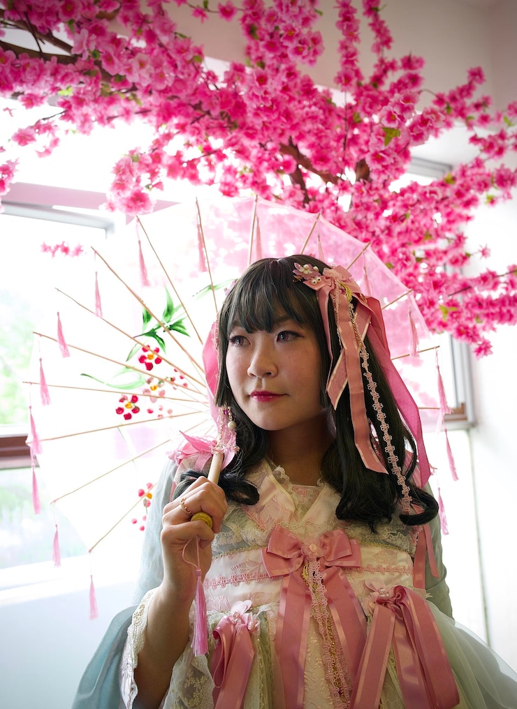 Foto retrato de mulher com flores cor-de-rosa