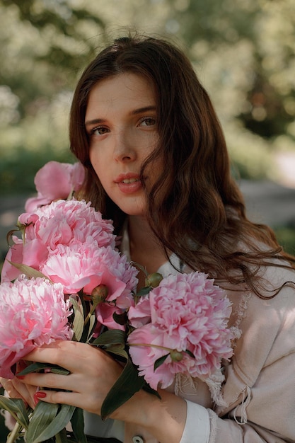 Retrato de mulher com flores cor-de-rosa