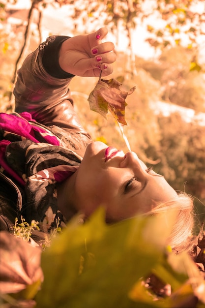 Foto retrato de mulher com flores cor-de-rosa