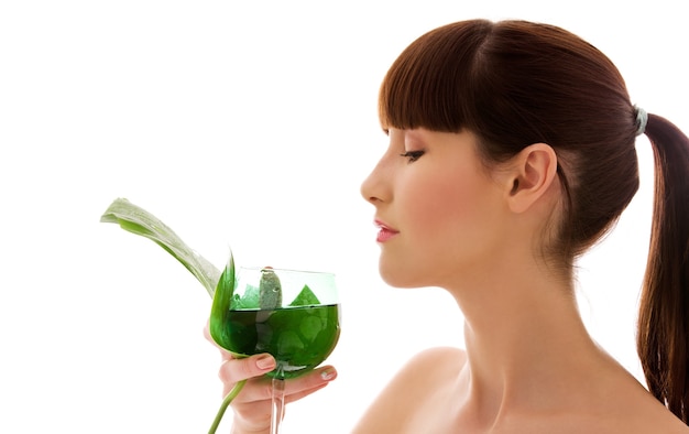 Foto retrato de mulher com folha verde e copo d'água