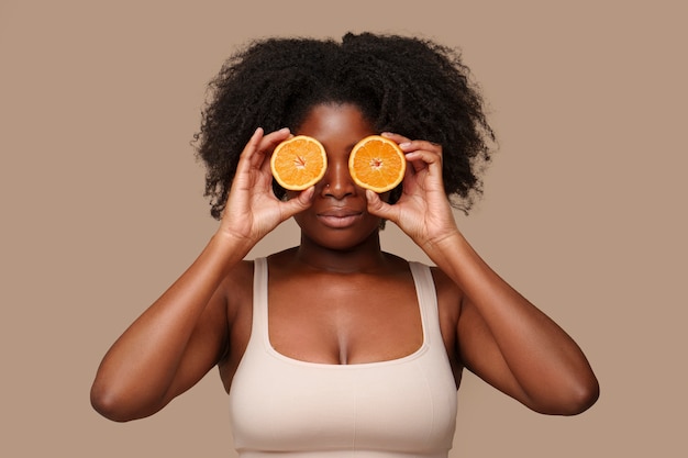 Foto retrato de mulher com frutas cítricas para beleza