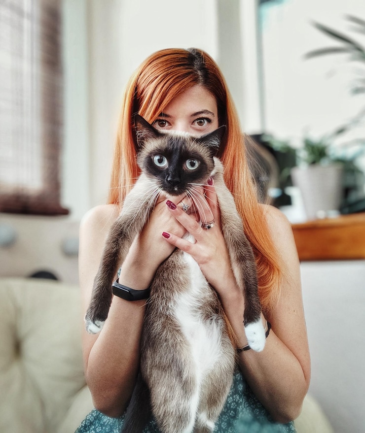 Foto retrato de mulher com gato em casa